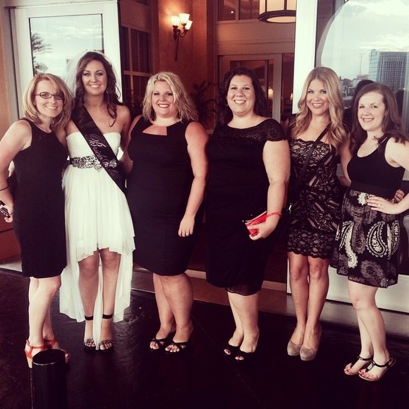 WELCOME TO MY CLOSET! - Picture 4 of 6